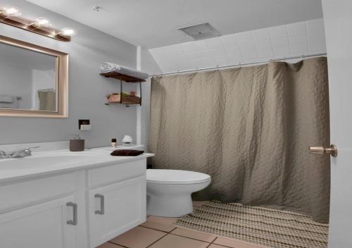 uma casa de banho com um WC, um lavatório e um chuveiro em 1BR Apartment near Ark Encounter with Parking em Dry Ridge