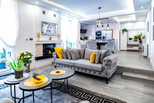 een woonkamer met een bank en twee tafels bij Holiday house with a parking space Split - 22855 in Split