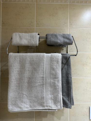 três toalhas penduradas num toalheiro na casa de banho em Best inn Jesuino Arruda itaim bibi em São Paulo