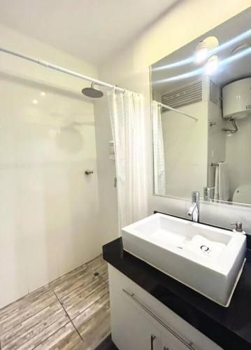 Baño blanco con lavabo y espejo en Departamento en San Isidro Ap802 en Lima