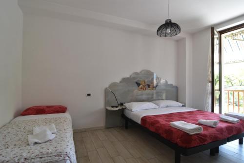 a bedroom with two beds and a couch in it at Agritur il Torchio in Arco