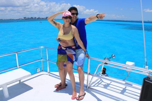 een man en een vrouw die op een boot staan bij Catamaran Fragata Cancun in Cancun