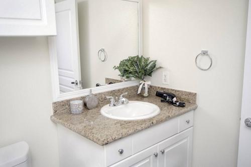 a bathroom with a sink and a mirror at LBC Cozy Suite -Downtown! Beach! in Long Beach