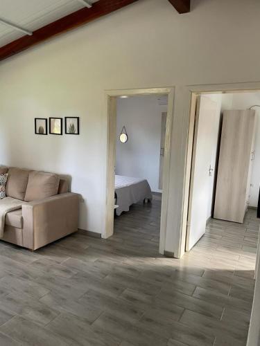 ein Wohnzimmer mit einem Sofa und einem Bett in der Unterkunft Residencia Piri in Piribebuy