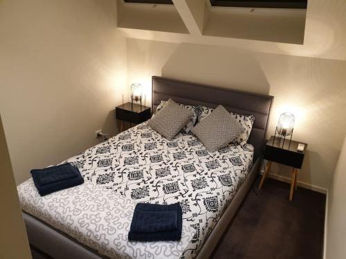 Ένα ή περισσότερα κρεβάτια σε δωμάτιο στο Luxurious Modern 2 Bedroom 2 Bathroom Apartment