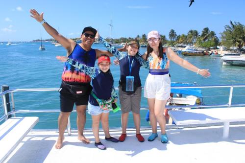 een groep mensen die op een boot staan bij Catamaran Fragata Cancun in Cancun