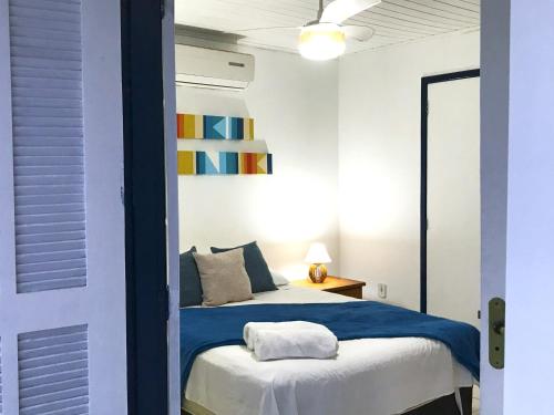 a bedroom with a bed with blue and white walls at Suites Brothers Centro in Búzios