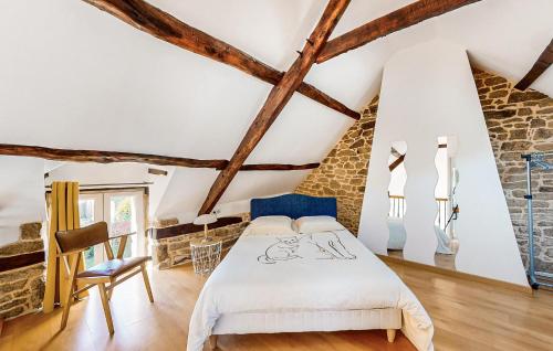 ein Schlafzimmer mit einem großen Bett und einer Ziegelwand in der Unterkunft Cozy Home In Sglien With Wifi in Séglien