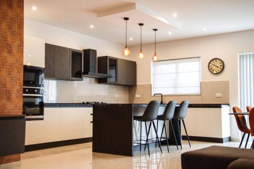 Dapur atau dapur kecil di Amazing 2bed Ghadira! By Homely