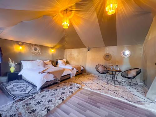 um quarto com 2 camas numa tenda em Luxury berber style em Merzouga