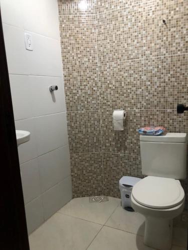 uma casa de banho com um WC e um chuveiro em azulejo em Temporada Maior São João do mundo em Campina Grande