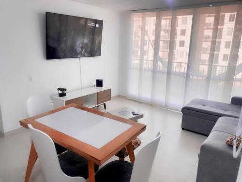 Μια τηλεόραση ή/και κέντρο ψυχαγωγίας στο Hermoso Apartamento en Condominio con Gym y Pisicina de Adultos y Niños