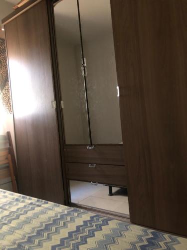 um quarto com uma cómoda e um grande armário em Temporada Maior São João do mundo em Campina Grande
