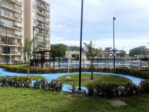Πισίνα στο ή κοντά στο Hermoso Apartamento en Condominio con Gym y Pisicina de Adultos y Niños