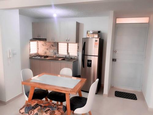 Η κουζίνα ή μικρή κουζίνα στο Hermoso Apartamento en Condominio con Gym y Pisicina de Adultos y Niños