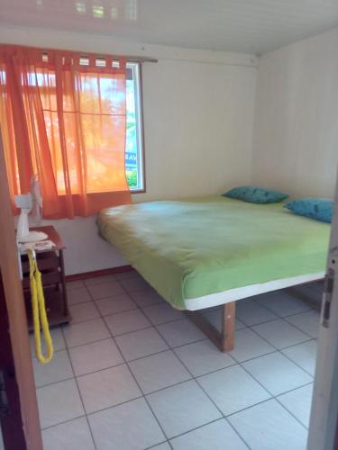 阿瓦托魯的住宿－Heimaruragi home，一间带一张大床的卧室,位于带窗户的房间内
