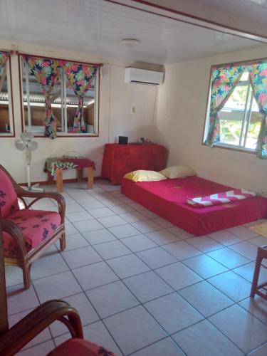 阿瓦托魯的住宿－Heimaruragi home，一间设有两张床和椅子的房间