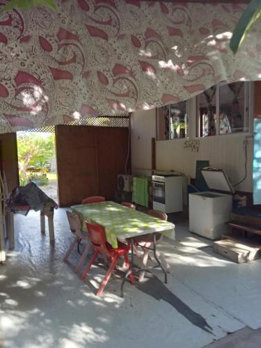 - une cuisine avec une table et des chaises dans la chambre dans l'établissement Heimaruragi home, à Avatoru