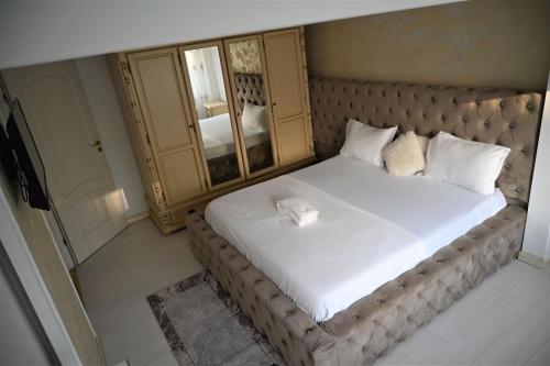 マンガリアにあるApartament Mangaliaのベッドルーム1室(大型ベッド1台、白いシーツ、枕付)