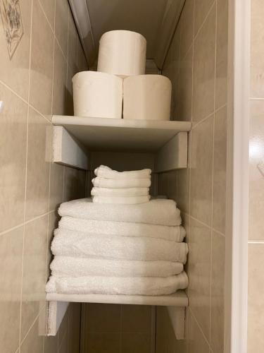 Ein paar Handtücher auf einem Regal im Badezimmer. in der Unterkunft Home in Brazil in Brazil