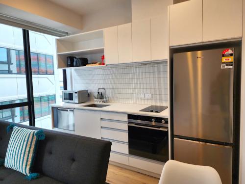 Кухня или мини-кухня в U Suites on Victoria

