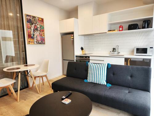 Кухня или мини-кухня в U Suites on Victoria
