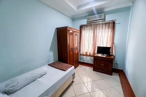 Tempat tidur dalam kamar di House Of Livina Syariah RedPartner