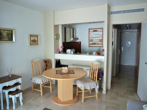 cocina y comedor con mesa y sillas en Gray d' Albion Apartment, en Cannes