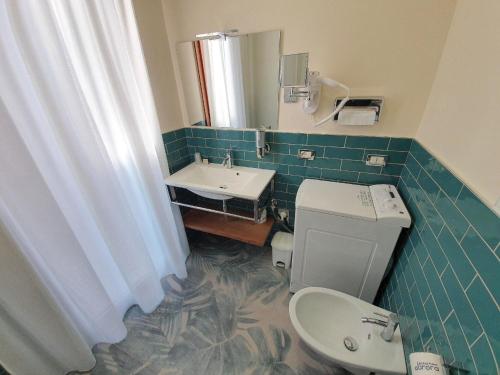 een badkamer met een toilet en een wastafel bij Appartement in Sottomarina mit Terrasse in Chioggia