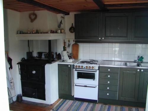 Köök või kööginurk majutusasutuses Idyllisches Bauernhaus in Småland
