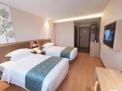 Un pat sau paturi într-o cameră la GreenTree Inn Express Hangzhou Xixi Wetland