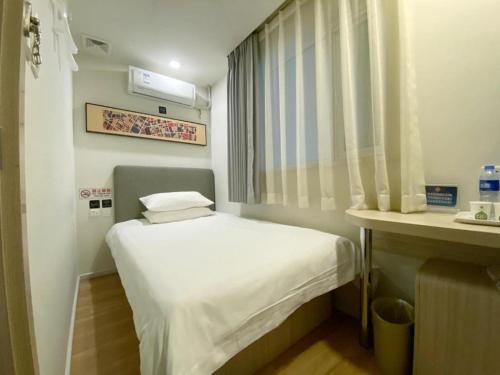 Cama o camas de una habitación en Hi Inn Beijing West Railway Station Bei Plaza