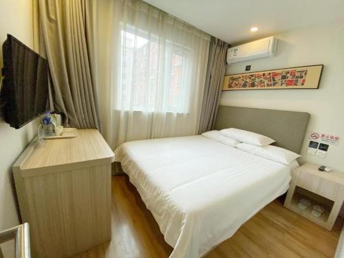 Säng eller sängar i ett rum på Hi Inn Beijing West Railway Station Bei Plaza