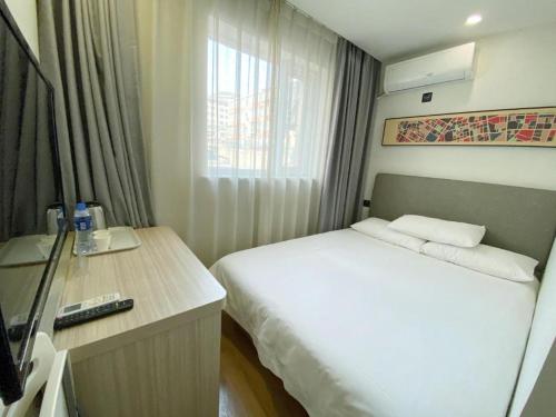 Łóżko lub łóżka w pokoju w obiekcie Hi Inn Beijing West Railway Station Bei Plaza