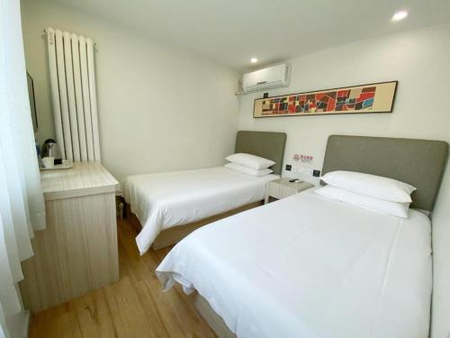 Ein Bett oder Betten in einem Zimmer der Unterkunft Hi Inn Beijing West Railway Station Bei Plaza