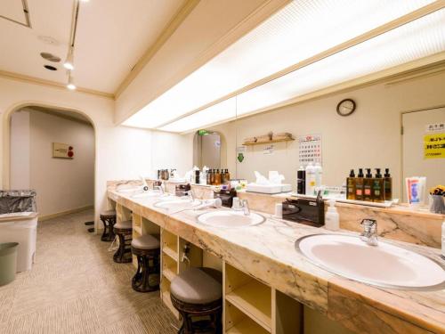 baño grande con encimera larga con lavamanos en Itabashi Hotel Hilltop, en Tokio