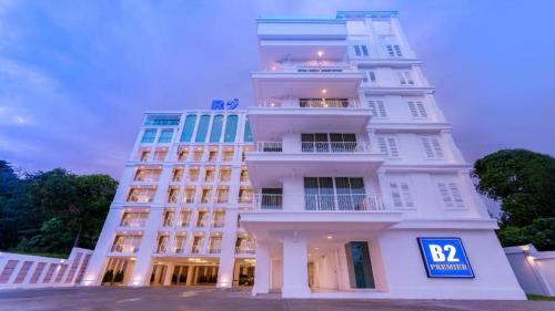 卡圖的住宿－B2 Phuket Premier Hotel，一座高大的白色建筑,上面有标志