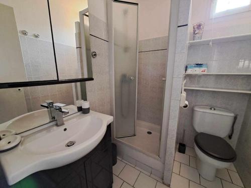 ein Bad mit einem Waschbecken, einem WC und einer Dusche in der Unterkunft Appartement Marseillan-Plage, 3 pièces, 6 personnes - FR-1-326-642 in Marseillan