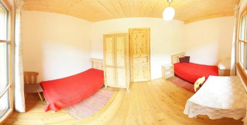 Habitación con 2 camas y suelo de madera. en Ferienwohnung mit Terrasse und Spielplatz für Kinder, en Longega