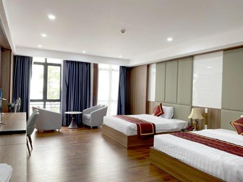 河內的住宿－Nguyễn Quyền Hotel，酒店客房设有两张床和大窗户。