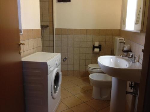 a bathroom with a washing machine and a sink at Sotto L'Arco in Barete