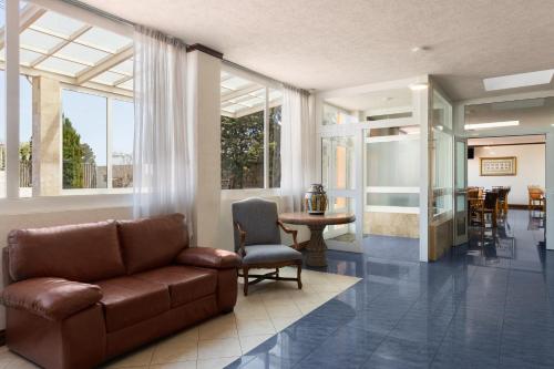 a living room with a couch and a table at Howard Johnson by Wyndham Toluca in Toluca