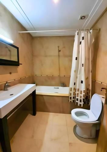 Et badeværelse på Appartement 141m2 Moderne Haut Standing de 3 Chambres avec Internet Fibre Optique à Ennasr - Idéal pour Famille - Service Navette
