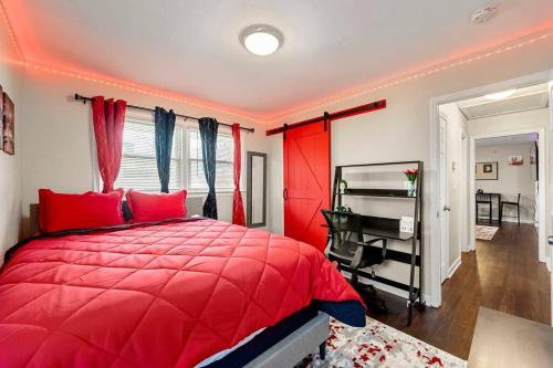 czerwona sypialnia z czerwonym łóżkiem i oknem w obiekcie Big Red House in ATL by Hartsfield-Jackson Airport w Atlancie