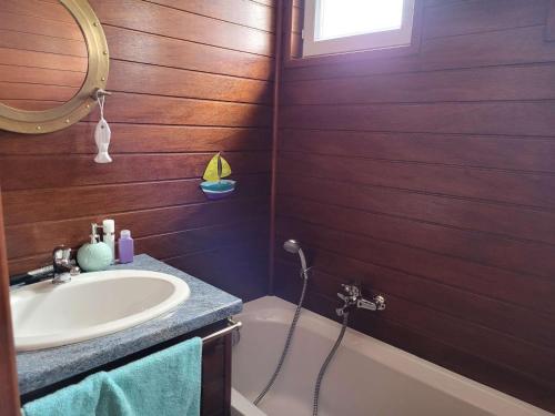 une salle de bain avec un lavabo et une baignoire dans l'établissement Maison plain-pied proche plage - terrasse plein sud, vélos, jardin, barbecue - 2 chambres, 1 chambre enfants - FR-1-672-32, à Merlimont