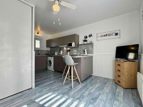 une cuisine avec un comptoir et une chaise dans l'établissement Studio charmant à La Cotinière proche plages et commerces, terrasse privée, parking inclus - FR-1-246A-291, à Saint-Pierre-dʼOléron