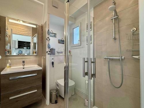 une salle de bain avec une douche, des toilettes et un lavabo dans l'établissement Studio charmant à La Cotinière proche plages et commerces, terrasse privée, parking inclus - FR-1-246A-291, à Saint-Pierre-dʼOléron