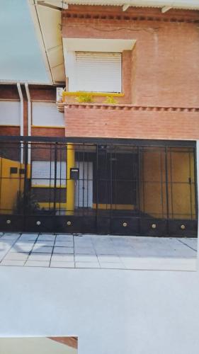 un edificio con una puerta delante de un edificio en Duplex en Formosa