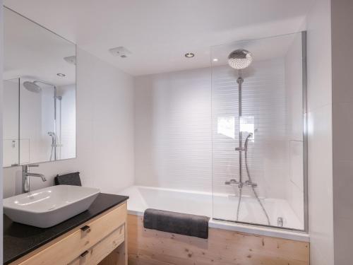 une salle de bain avec une baignoire, un lavabo et une douche dans l'établissement Appartement neuf 3 chambres, proche pistes, parking inclus - FR-1-570-58, à Praranger