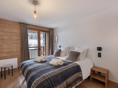 une chambre avec un lit avec deux serviettes dessus dans l'établissement Appartement neuf 3 chambres, proche pistes, parking inclus - FR-1-570-58, à Praranger